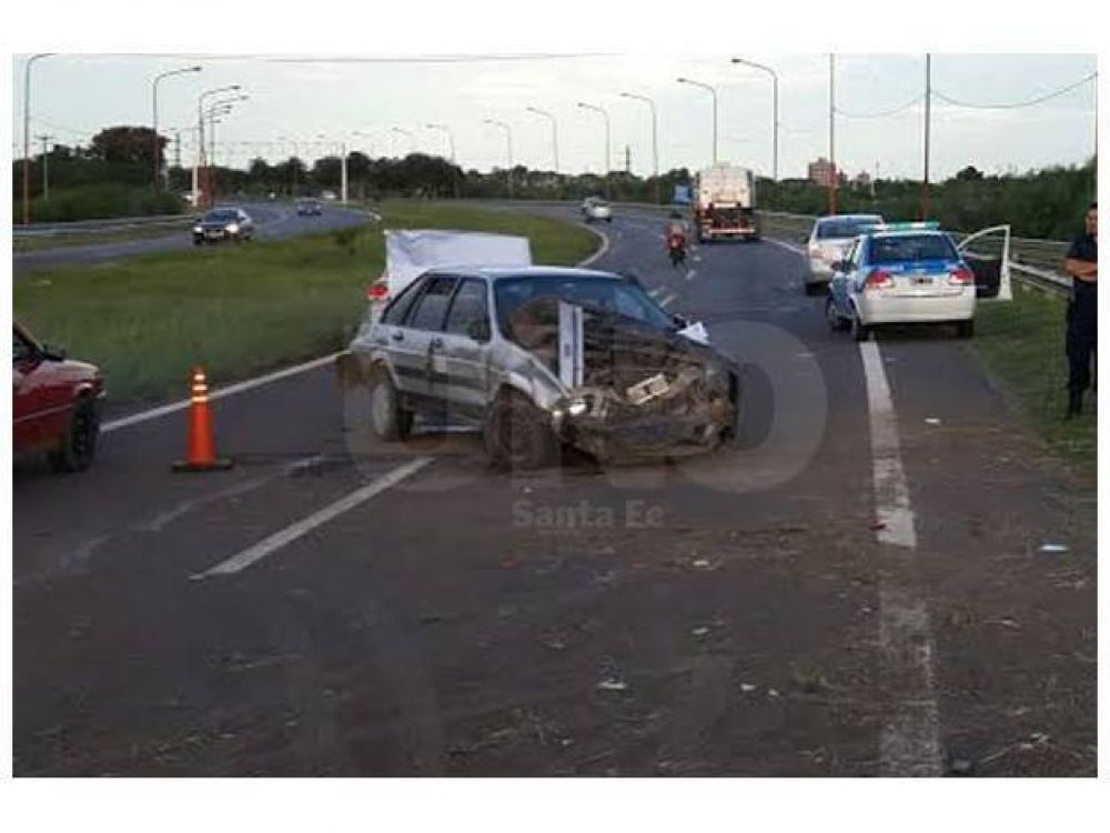 Un automovilista despist� y choc� el guardrrail en la autopista Santa Fe-Rosario