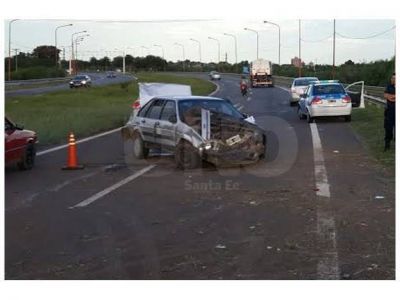 Un automovilista despist� y choc� el guardrrail en la autopista Santa Fe-Rosario
