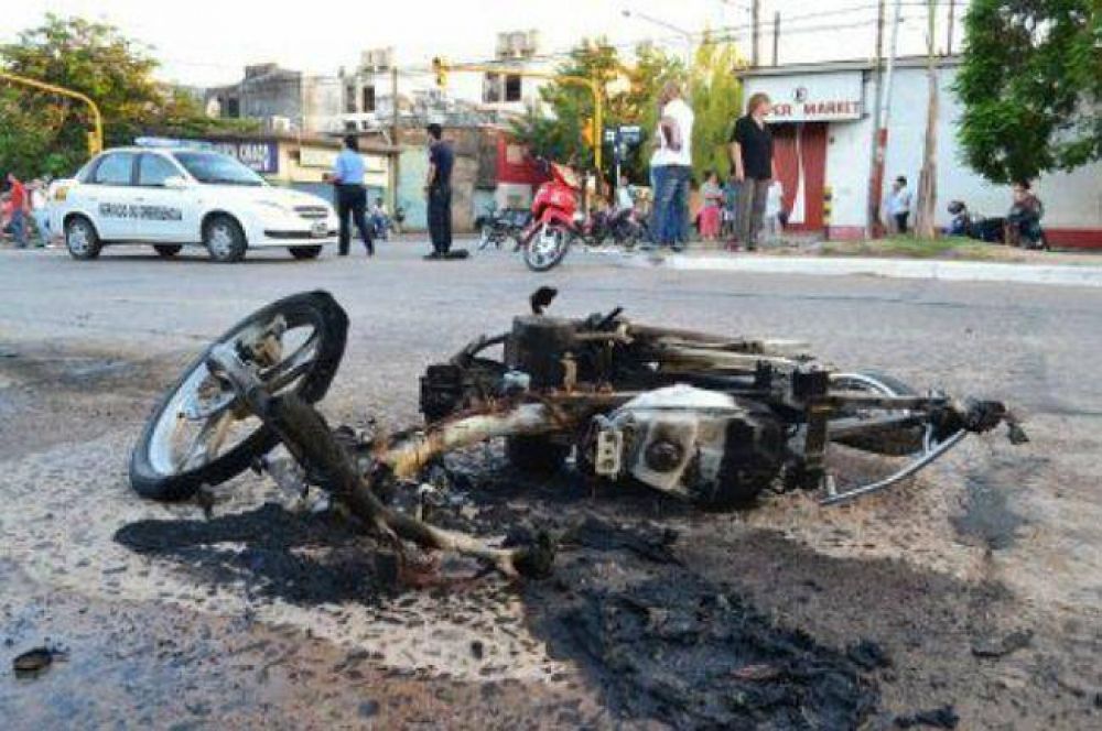 Fatal accidente con dos j�venes fallecidos en la avenida 25 de Mayo