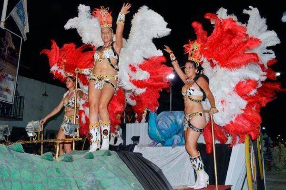 Una multitud disfrut� del desfile de las comparsas en Villa Angela