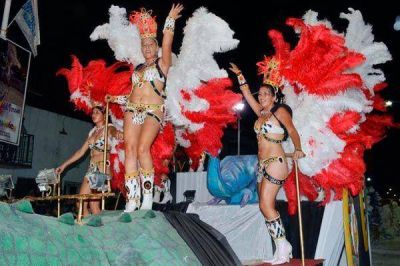 Una multitud disfrut� del desfile de las comparsas en Villa Angela
