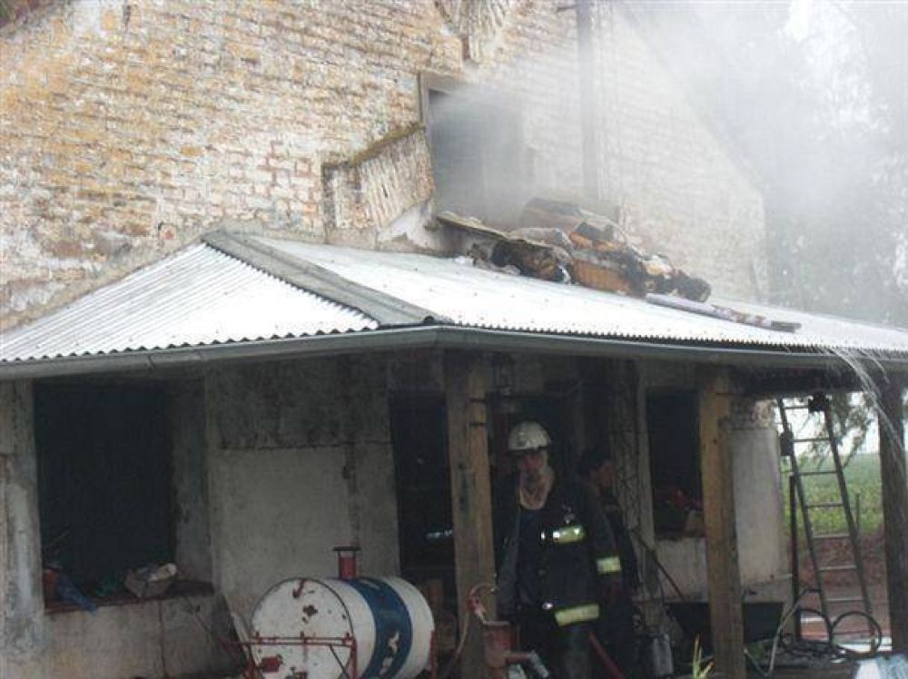 Un rayo caus� importantes da�os en una vivienda en Mones Caz�n