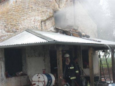 Un rayo caus� importantes da�os en una vivienda en Mones Caz�n