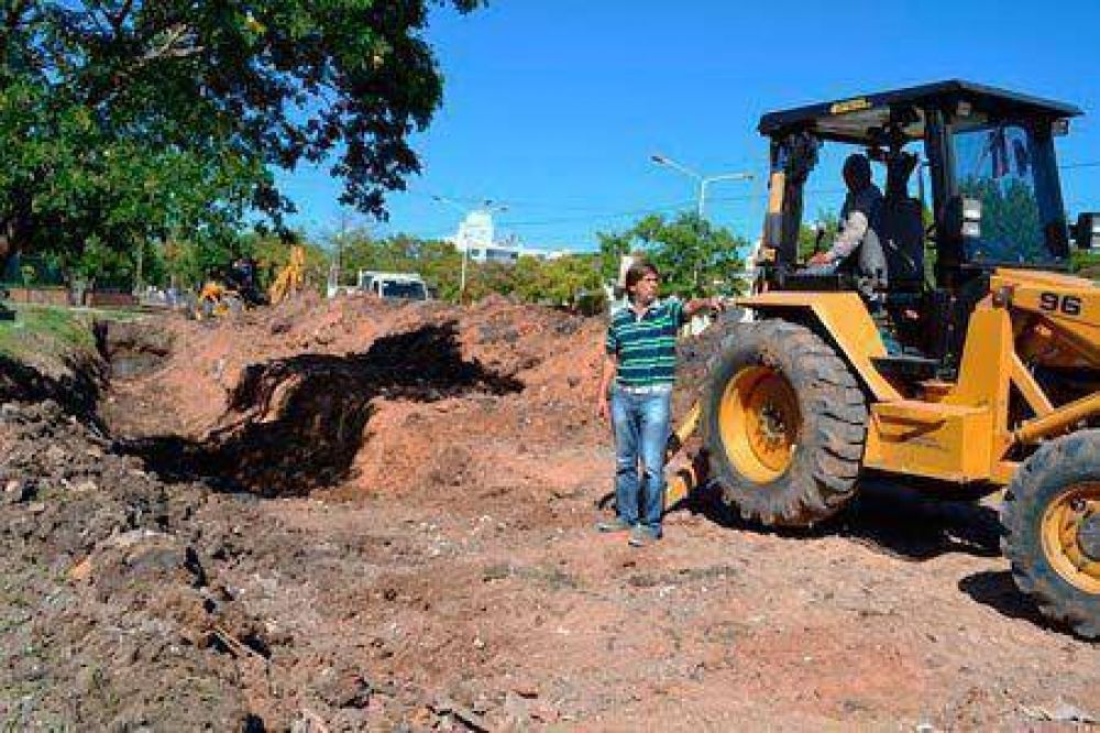 Ante pron�stico de lluvias la Municipalidad liber� canal taponado por constructora