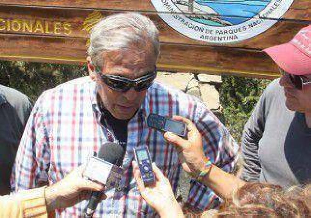 Sapag recorri� la zona de los incendios forestales 