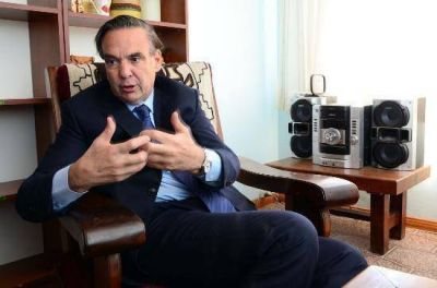 Pichetto pidi� que el acuerdo salarial est� "por debajo del 30%"