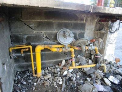 Se incendi� un auto, tras impactar contra un nicho de gas