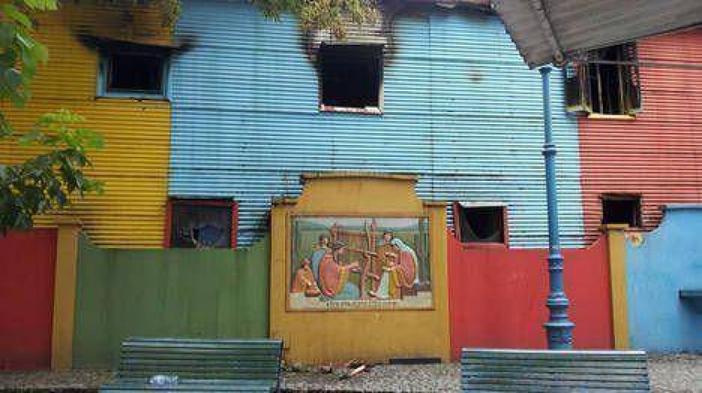 Ocho heridos al incendiarse un conventillo en La Boca