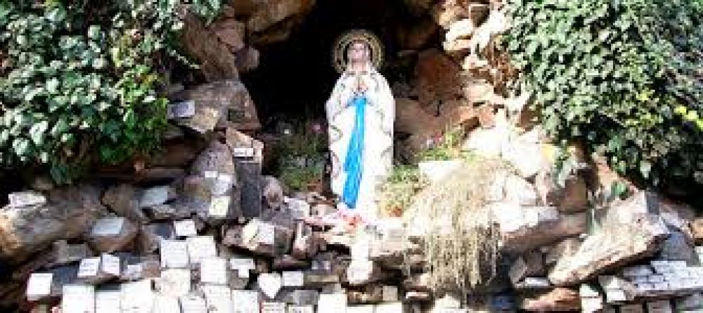 La gruta se prepara para vivir la fiesta de la Virgen de Lourdes