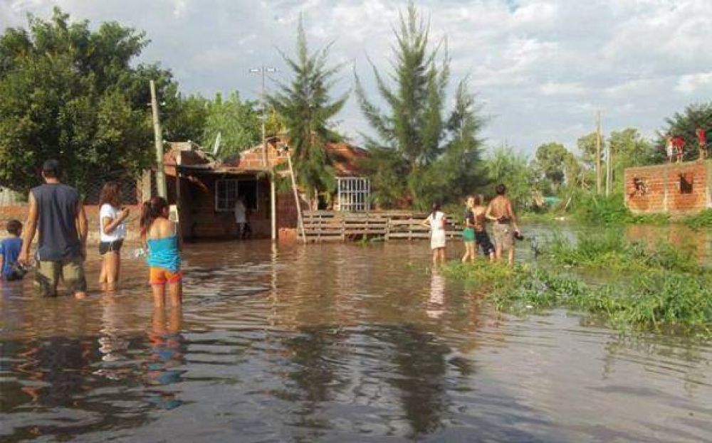 Inundaciones: an hay unos 800 evacuados en Pilar