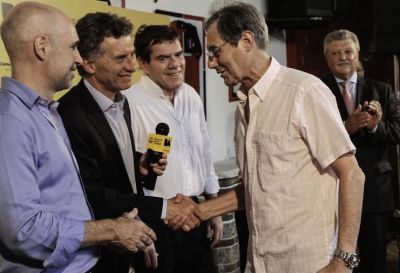 Macri entreg� botones antip�nico a vecinos de la Comuna 12