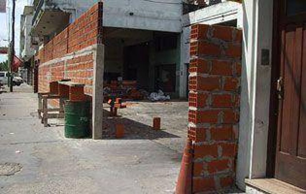 Vecinos se quejan por un pared�n que traspasa la l�nea municipal