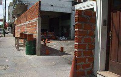 Vecinos se quejan por un pared�n que traspasa la l�nea municipal