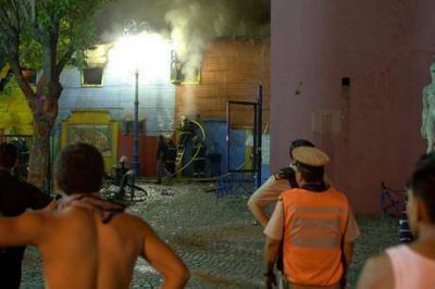 Evacuaron a 26 familias por un incendio en La Boca