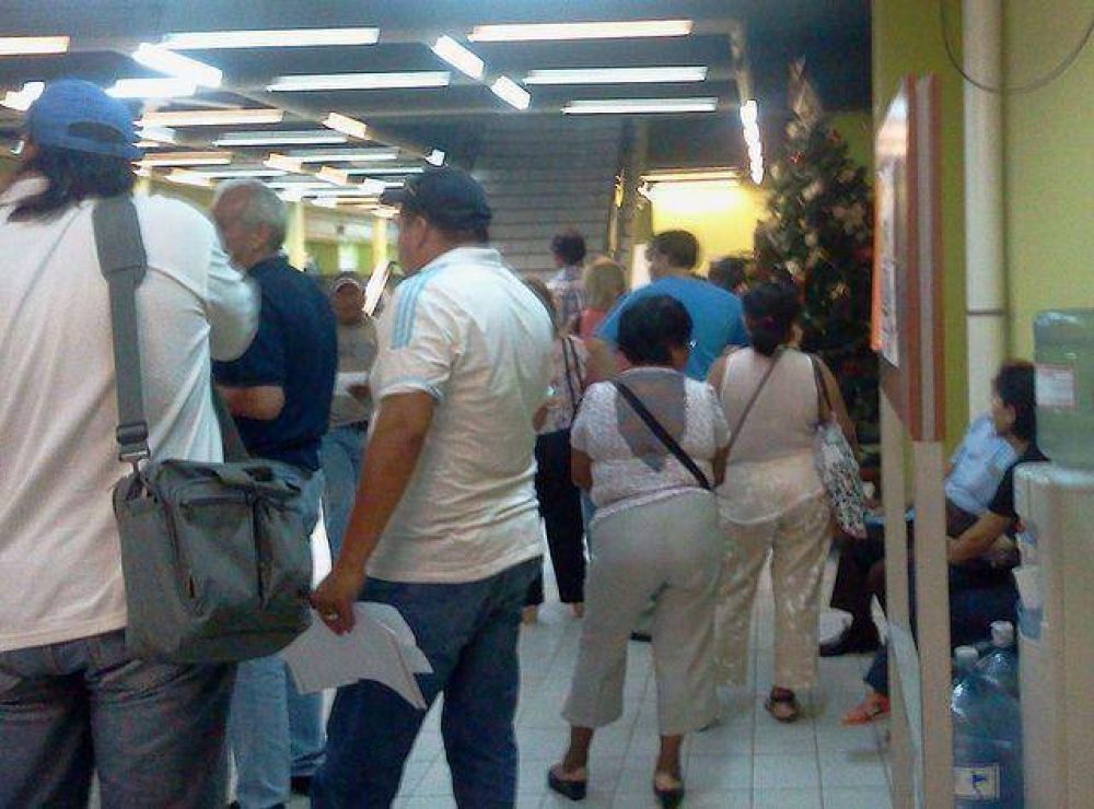 Macro se ahorra gastos y somete al p�blico a largas esperas en la Direcci�n de Rentas