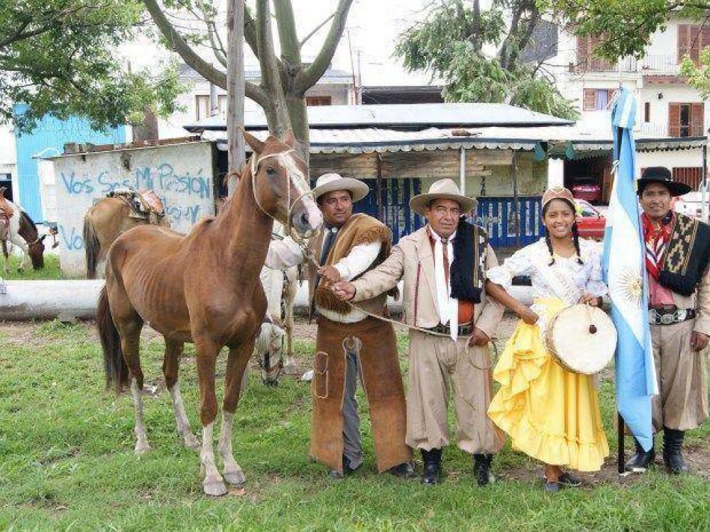 Distinguieron a paisana de la marcha evocativa