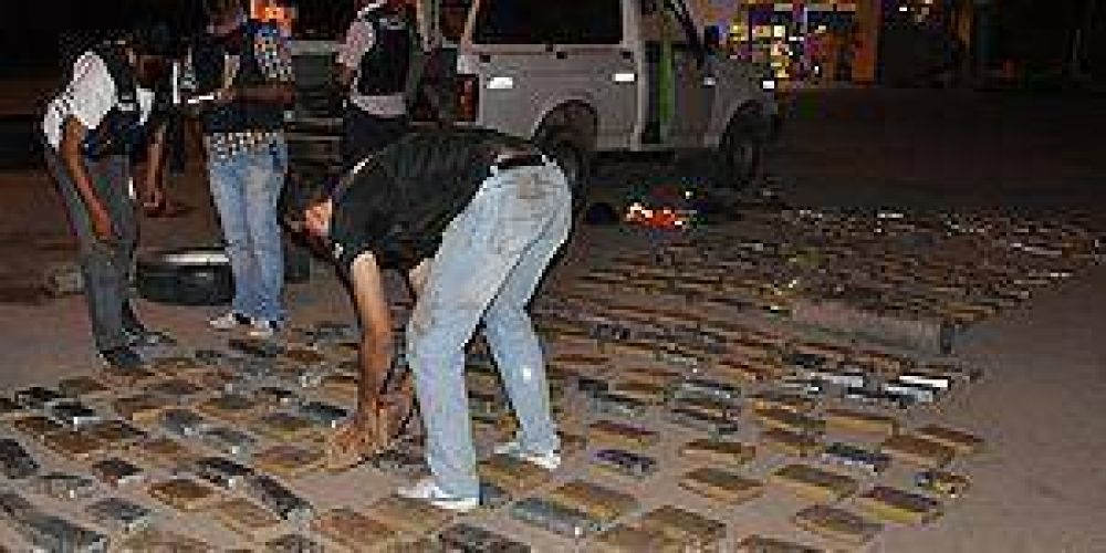 El Colorado: Incautan 266 kilos de marihuana escondidos en una camioneta y detienen a cuatro personas