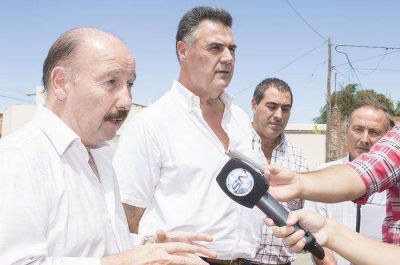 Inza recorri� el avance de las obras en el barrio Del Carmen