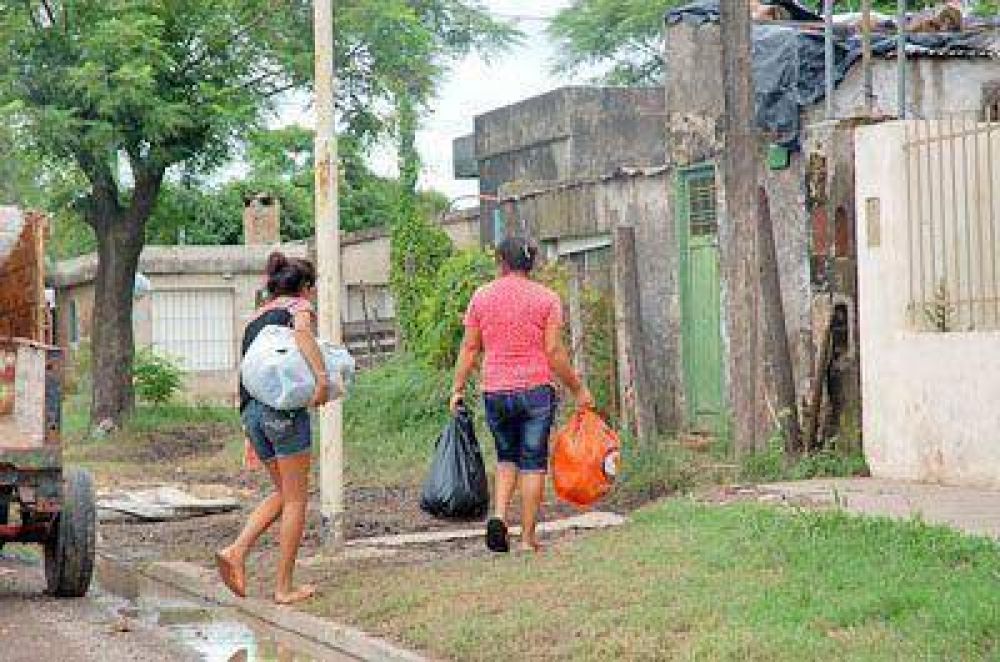 Lo que el agua les dej�: tras la inundaci�n muchas familias emprendieron el regreso a sus hogares