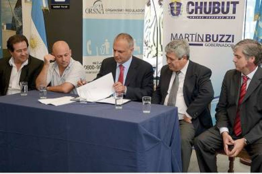 Buzzi firm� el acuerdo que permitir� que Madryn tenga cinco vuelos semanales