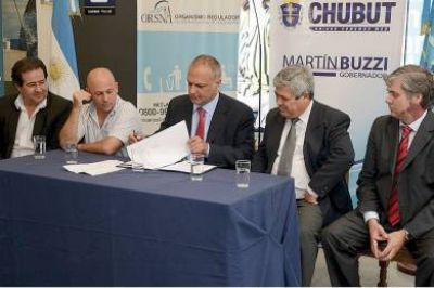 Buzzi firm� el acuerdo que permitir� que Madryn tenga cinco vuelos semanales