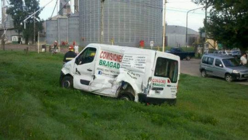 El tren arroll� una camioneta de un comisionista bragadense en Alberti