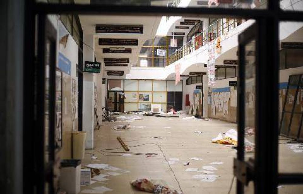 Preparan al viejo edificio de Humanidades para la demolici�n
