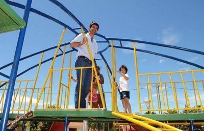 Urtubey inaugur� una plaza para ni�os y recorri� obras en El Tala