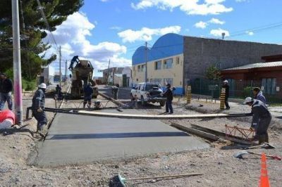 Contin�an trabajando para embellecer a Las Heras.