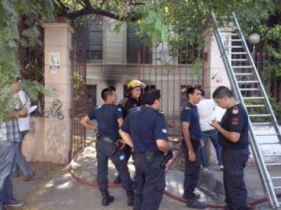 Por p�rdida de aceite, se incendi� el transformador de la Escuela Centenario