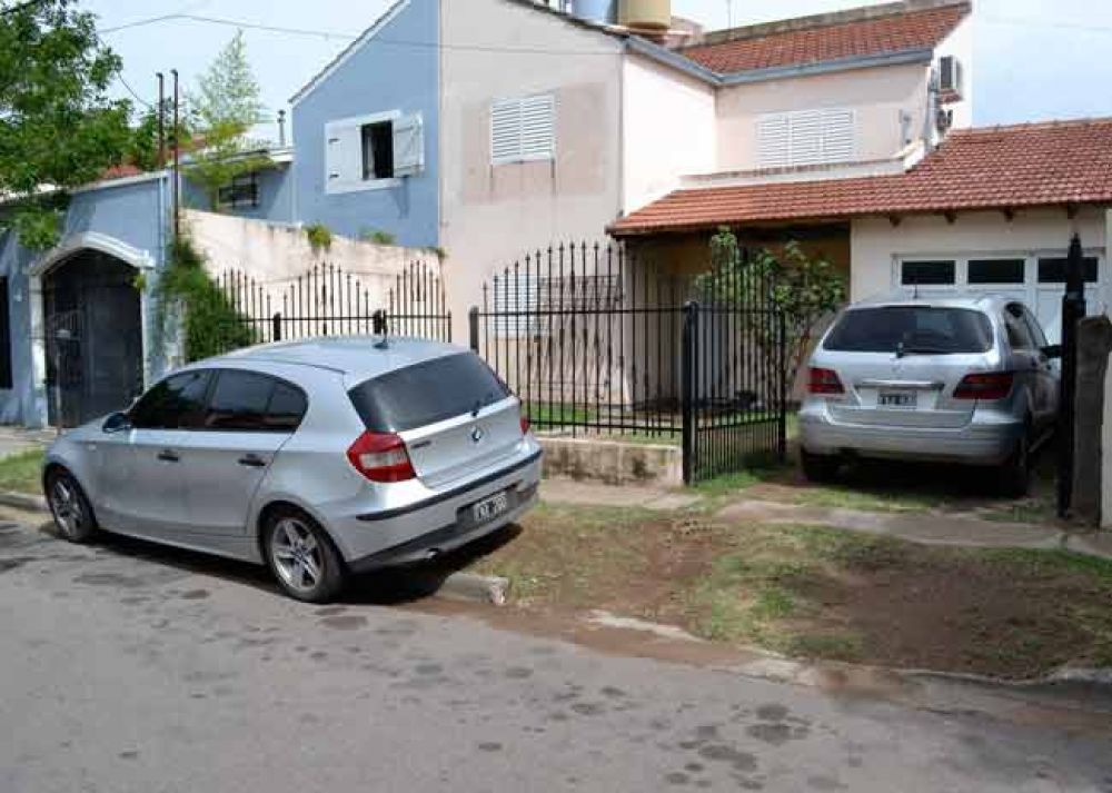 Incendio intencional de dos autom�viles de alta gama