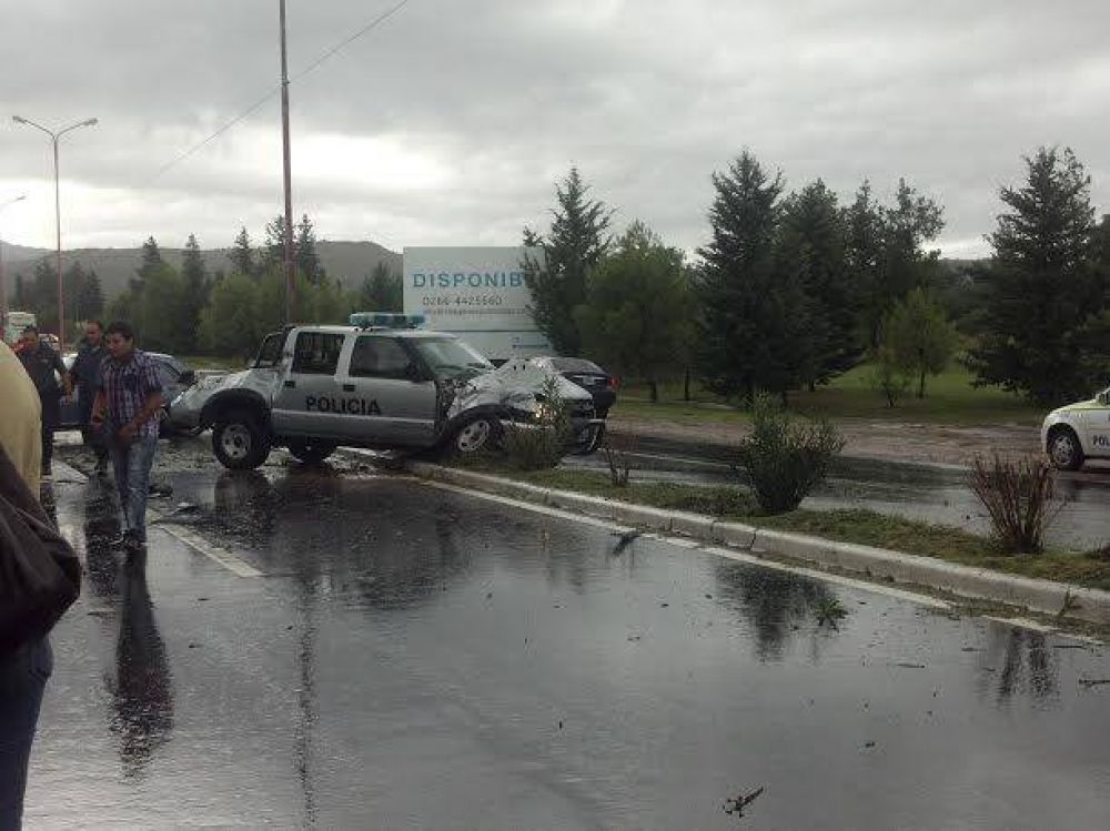 Chocaron un m�vil policial y un colectivo en ruta N� 20