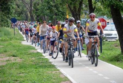 M�s de 200 chicos y familias recorrieron la ciudad en bici