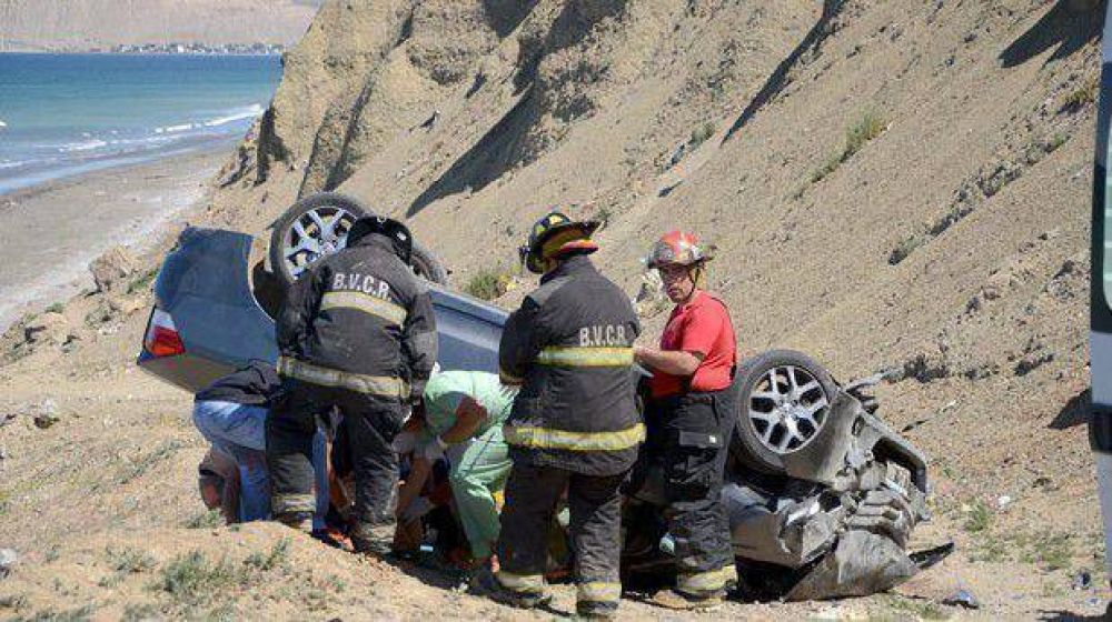 La conductora del auto que se desbarranc� sigue delicada