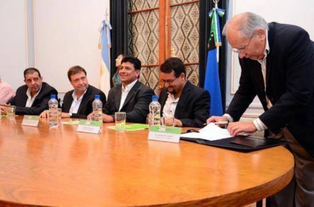 Firmaron convenios para buscar agua en el Sur de R�o Negro