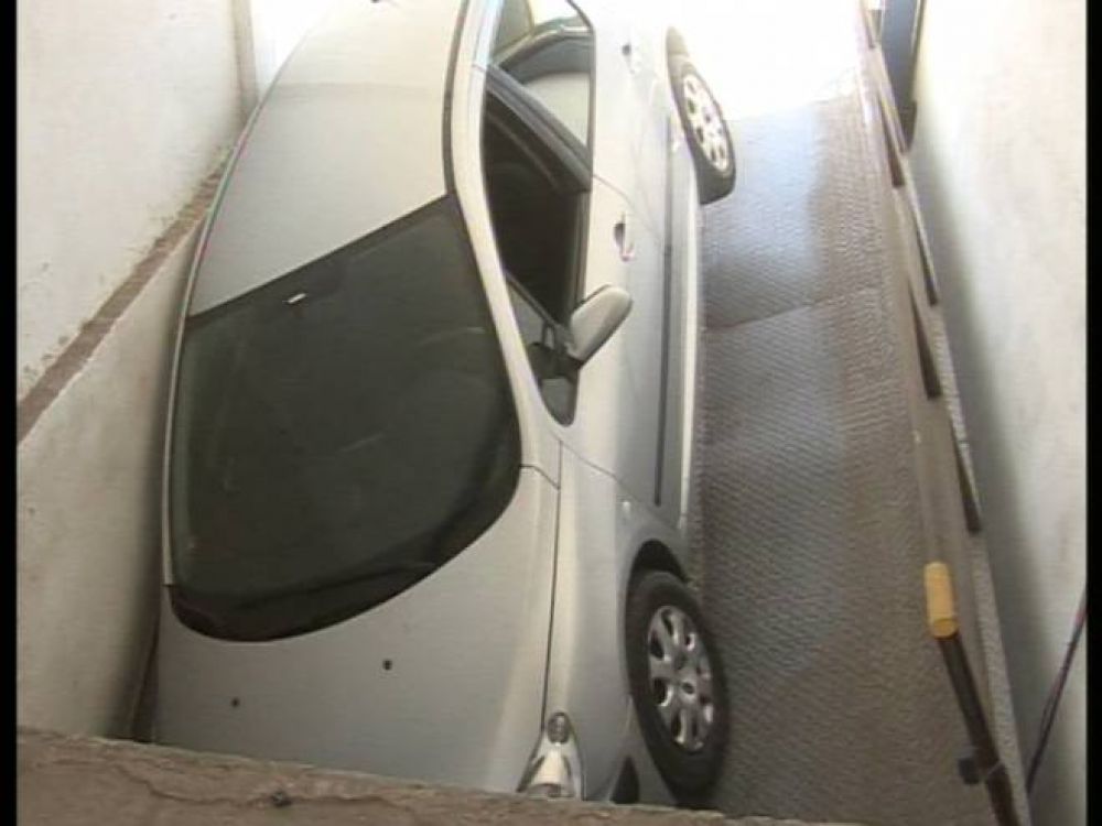 Auto qued� atrapado por corte de linga de un montacarga