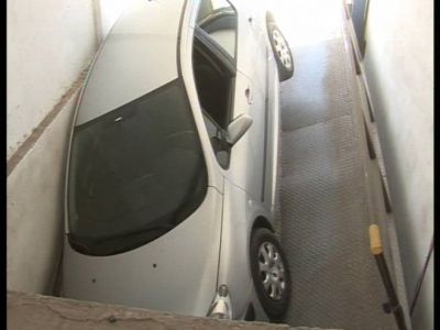 Auto qued� atrapado por corte de linga de un montacarga