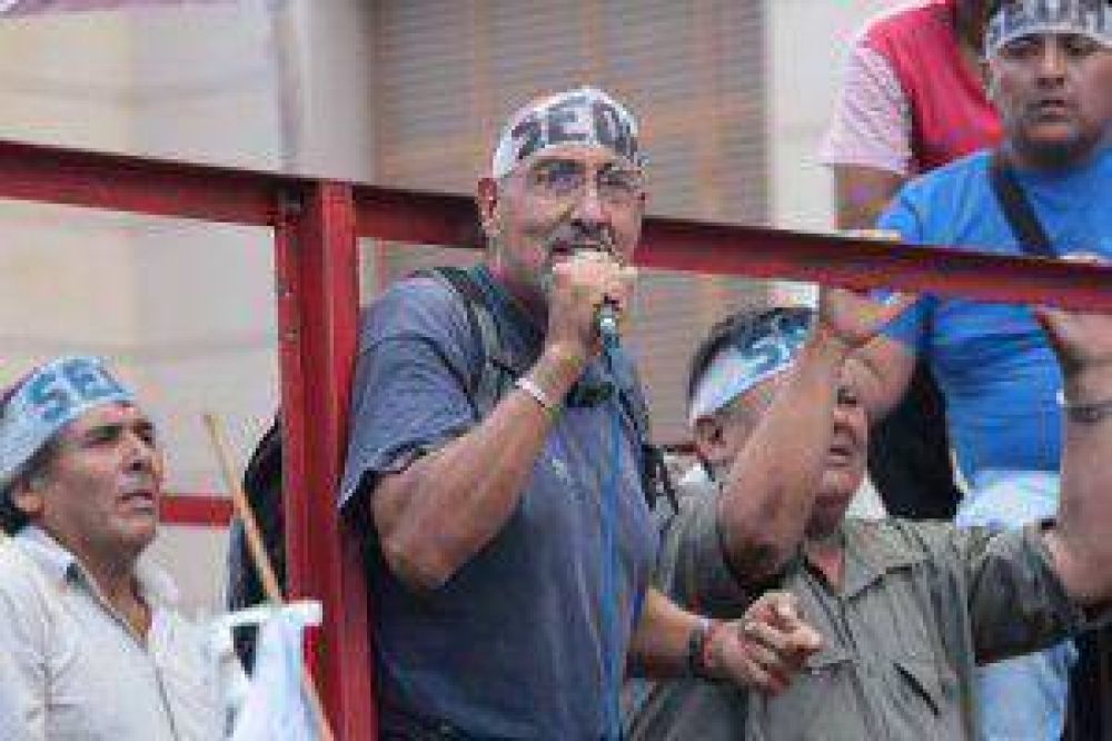 Desde el SEOM advierten �Si no responden, la pr�xima medida ser� llenar de carpas la plaza o llenar de compa�eros la ruta�
