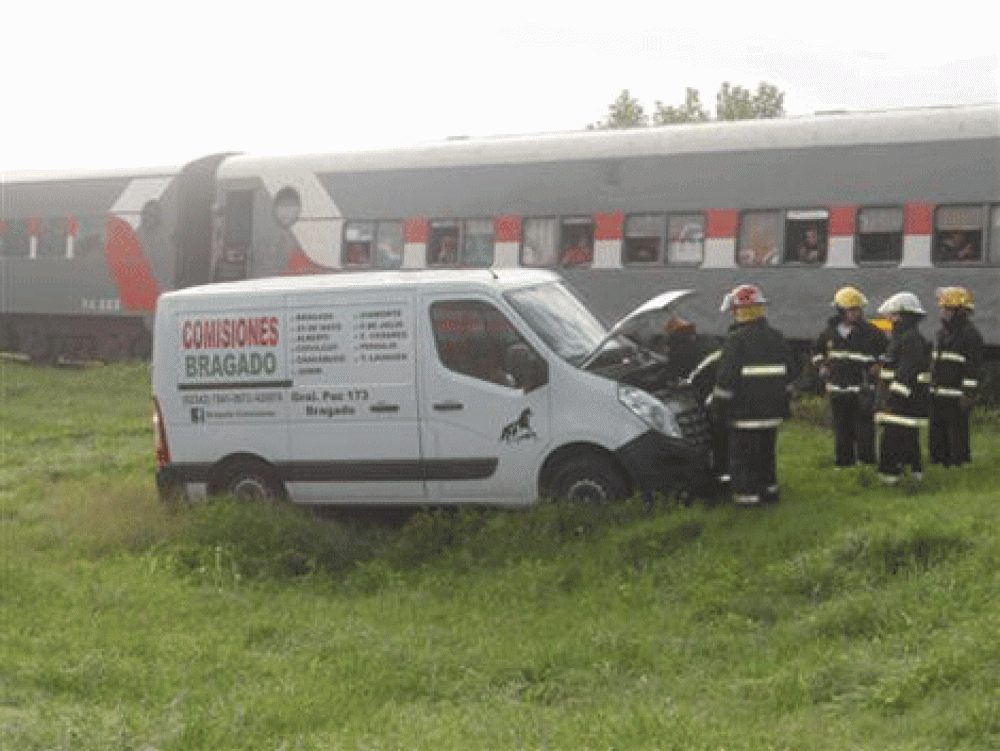 Tren con destino a Once embisti� a una camioneta en Alberti 