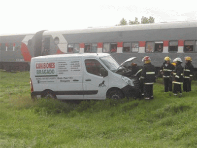 Tren con destino a Once embisti� a una camioneta en Alberti 