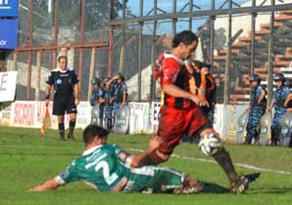 Sarmiento sigue sin perder frente a Douglas