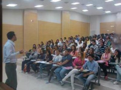 Preparan a 700 aspirantes a abogados para la vida universitaria