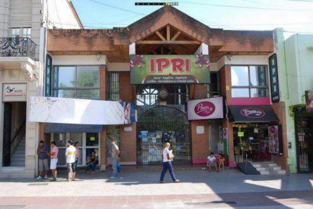 En local de la Peatonal, ingresan por los techos y roban importante suma de dinero
