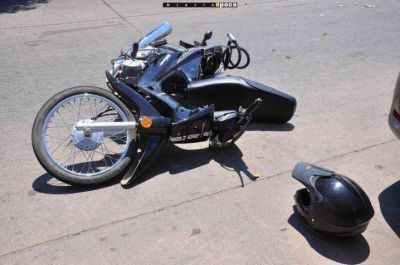Fallecen motociclista y mujer que iba en un auto