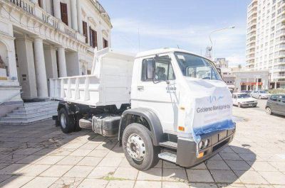 Llegaron dos camiones volcadores para tratamiento de residuos