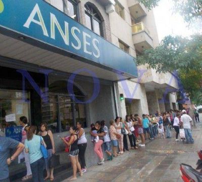 Indignante: embarazadas, beb�s y ancianos haciendo cola bajo la lluvia en el Anses