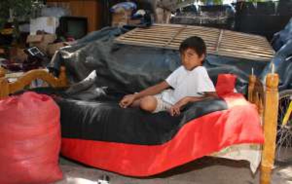 Se les cay� el techo y por eso viven afuera de la casa
