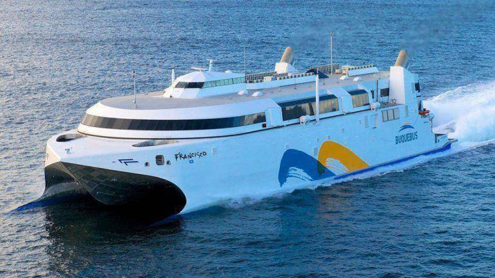 El Buquebus que homenajea al papa Francisco choc� contra el muelle de Montevideo