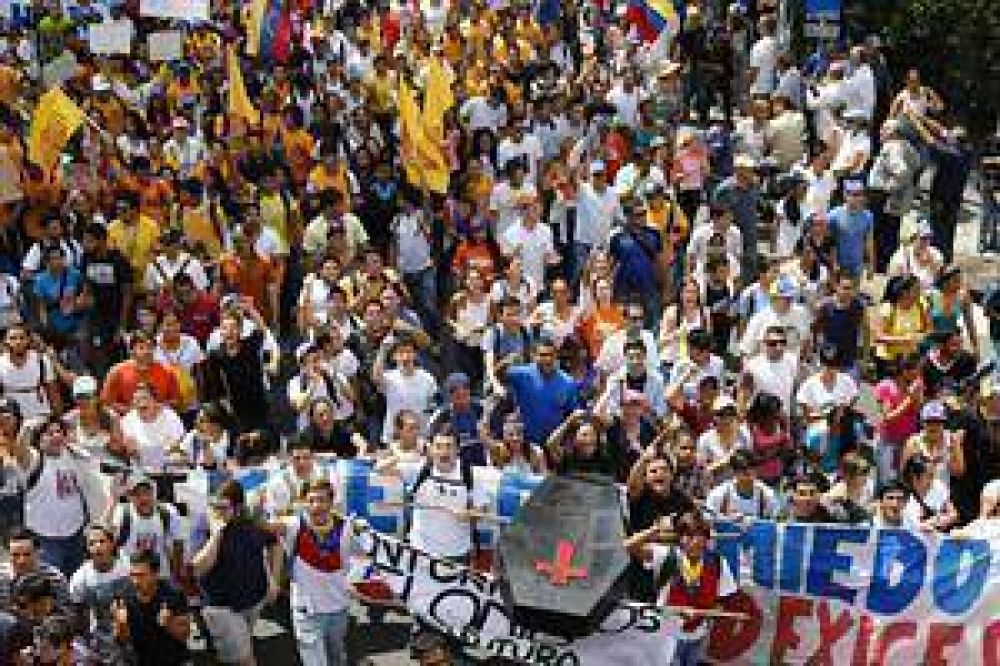 Al menos un muerto y varios heridos de bala en la masiva marcha en Venezuela