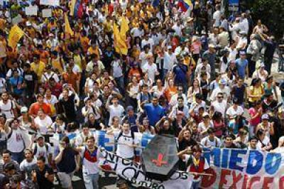 Al menos un muerto y varios heridos de bala en la masiva marcha en Venezuela